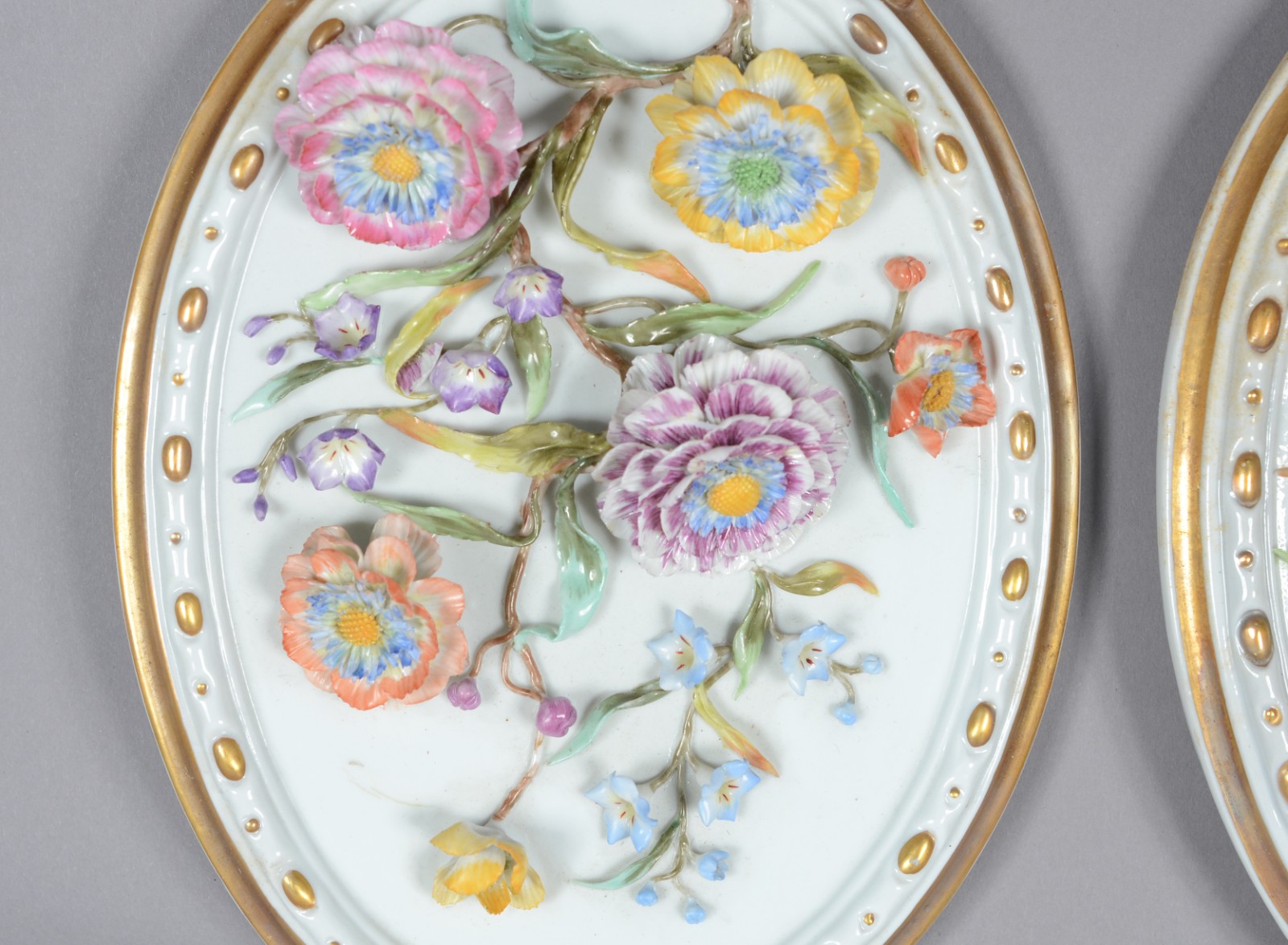Par de placas ovais de porcelana italiana com flores em relevo... - foto 5 de 8