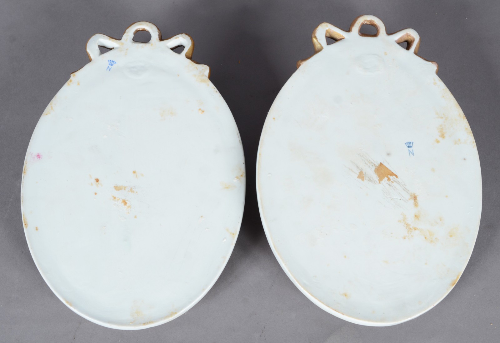 Par de placas ovais de porcelana italiana com flores em relevo... - foto 6 de 8
