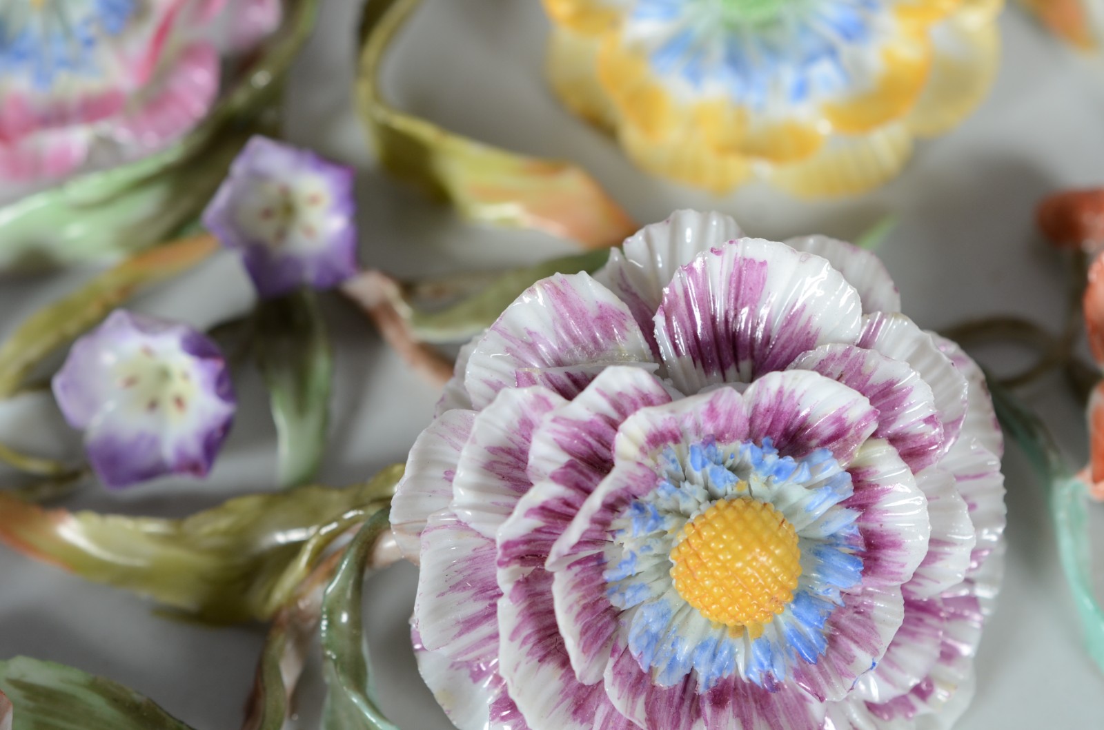 Par de placas ovais de porcelana italiana com flores em relevo... - foto 8 de 8