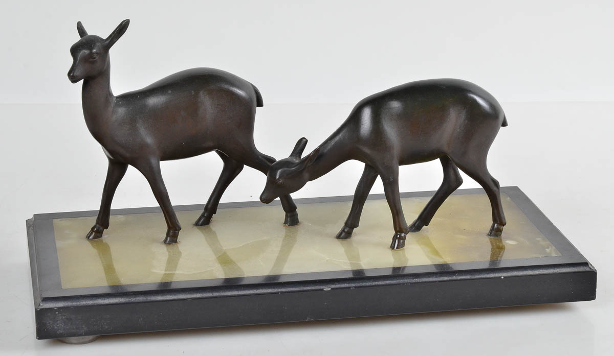 Grupo escultórico de bronze com base de onix e mármore, alt. 23cm...