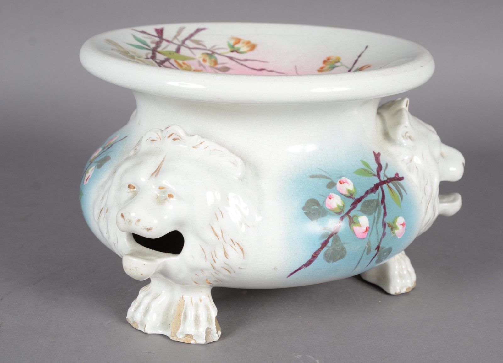 Escarradeira de porcelana europeia decoradas com ramos florais em... - foto 1 de 8