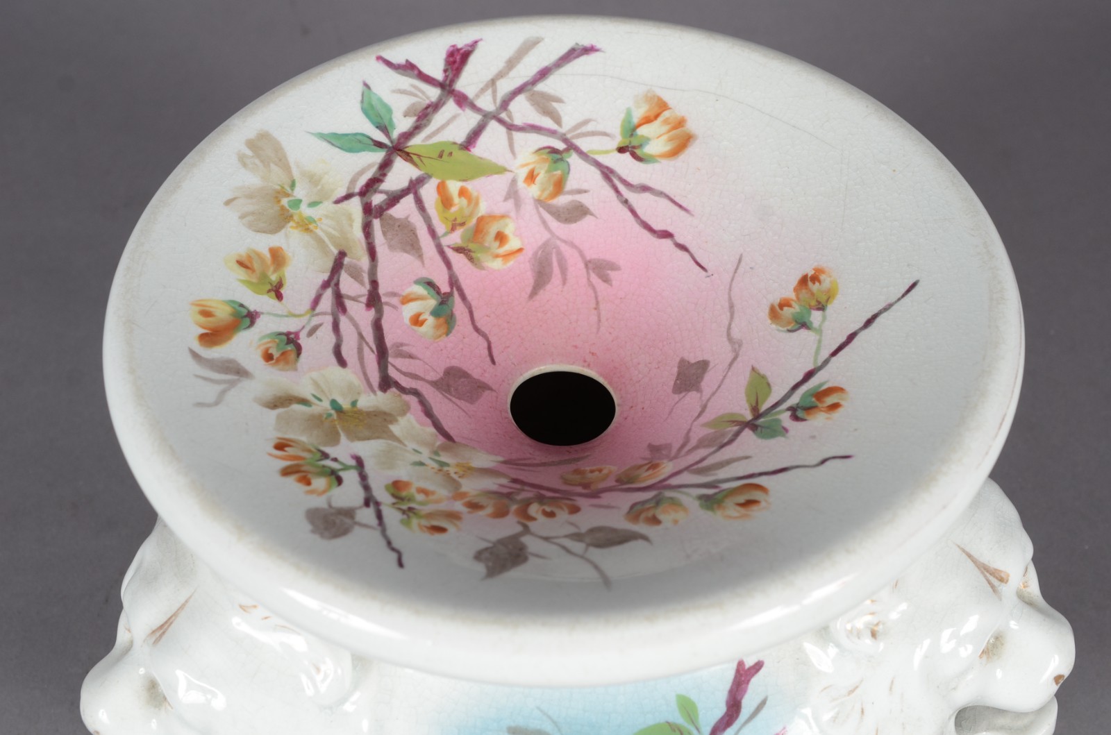 Escarradeira de porcelana europeia decoradas com ramos florais em... - foto 5 de 8