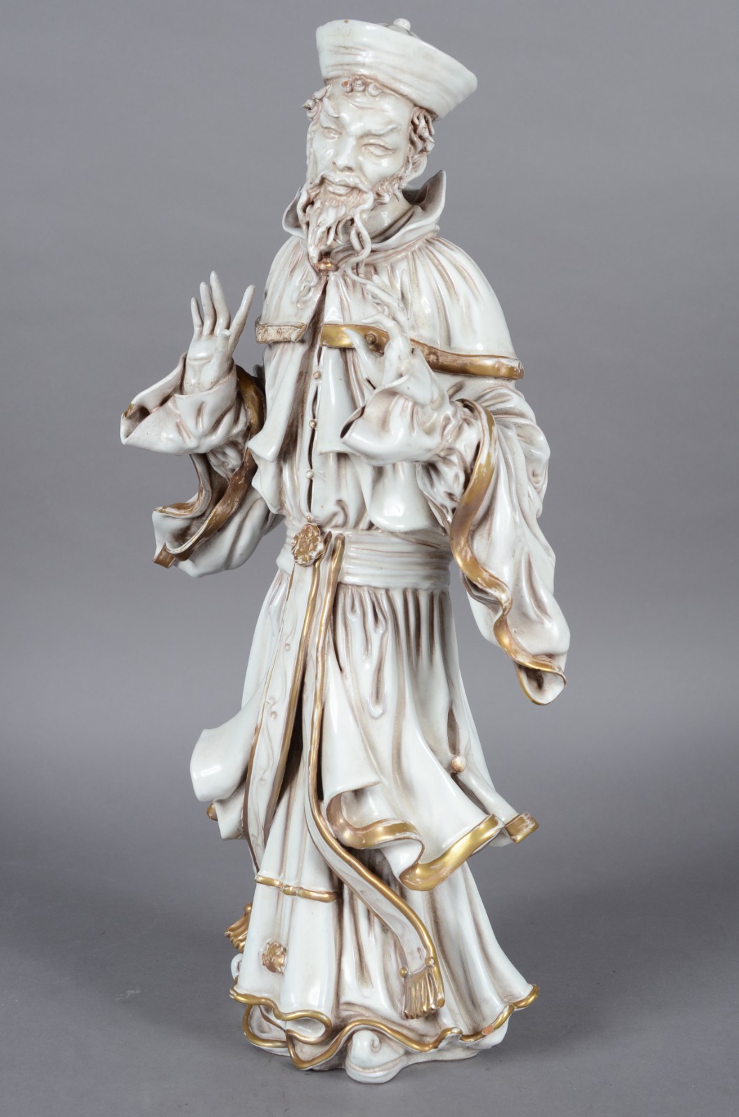 Estatueta de porcelana branca com realces dourados representando... - foto 1 de 11