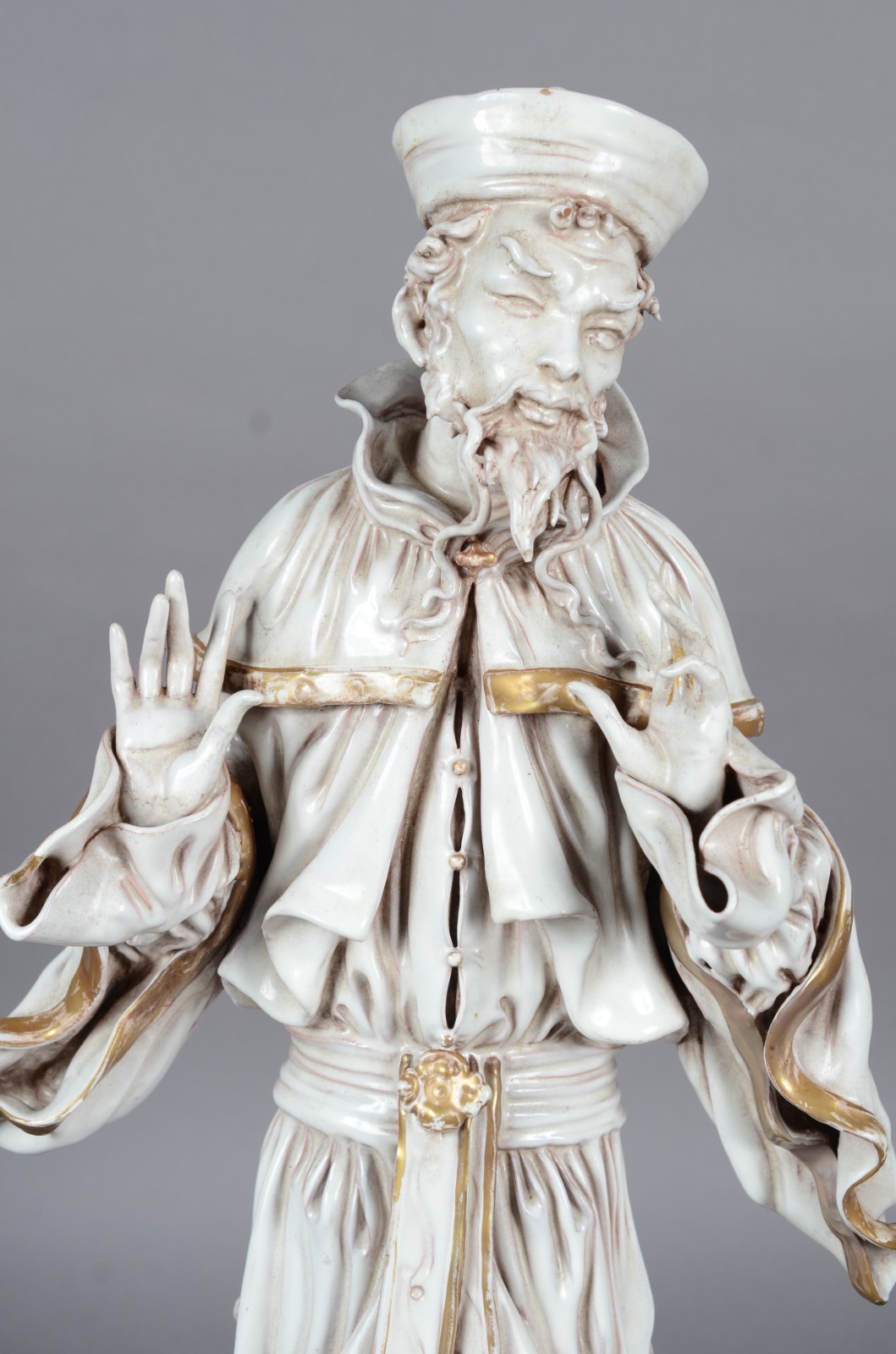 Estatueta de porcelana branca com realces dourados representando... - foto 2 de 11