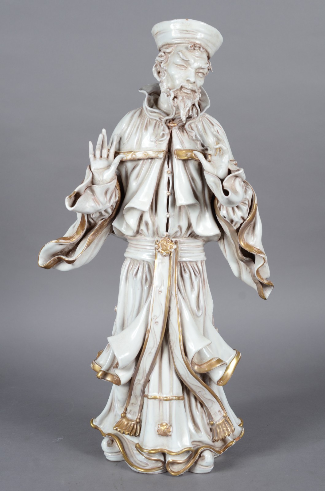 Estatueta de porcelana branca com realces dourados representando... - foto 3 de 11