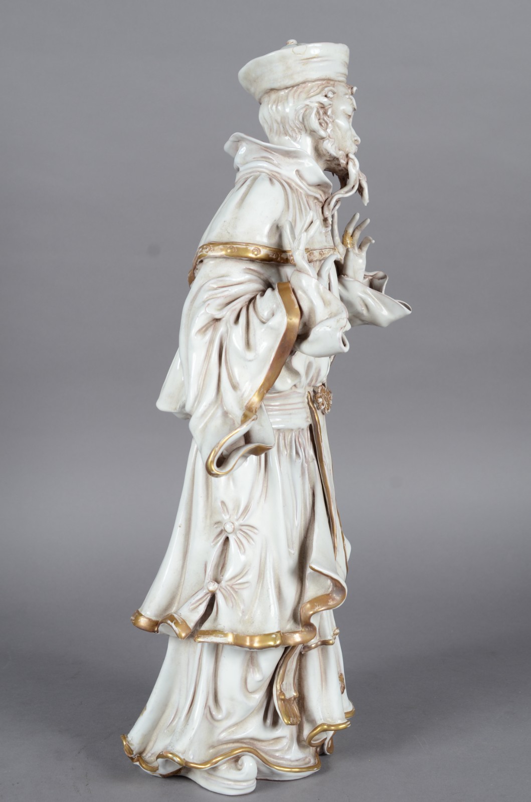 Estatueta de porcelana branca com realces dourados representando... - foto 4 de 11