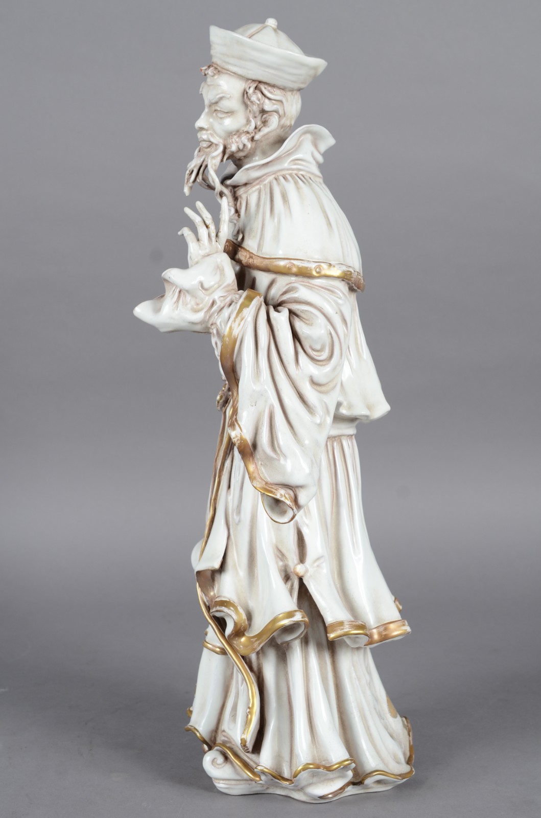 Estatueta de porcelana branca com realces dourados representando... - foto 5 de 11