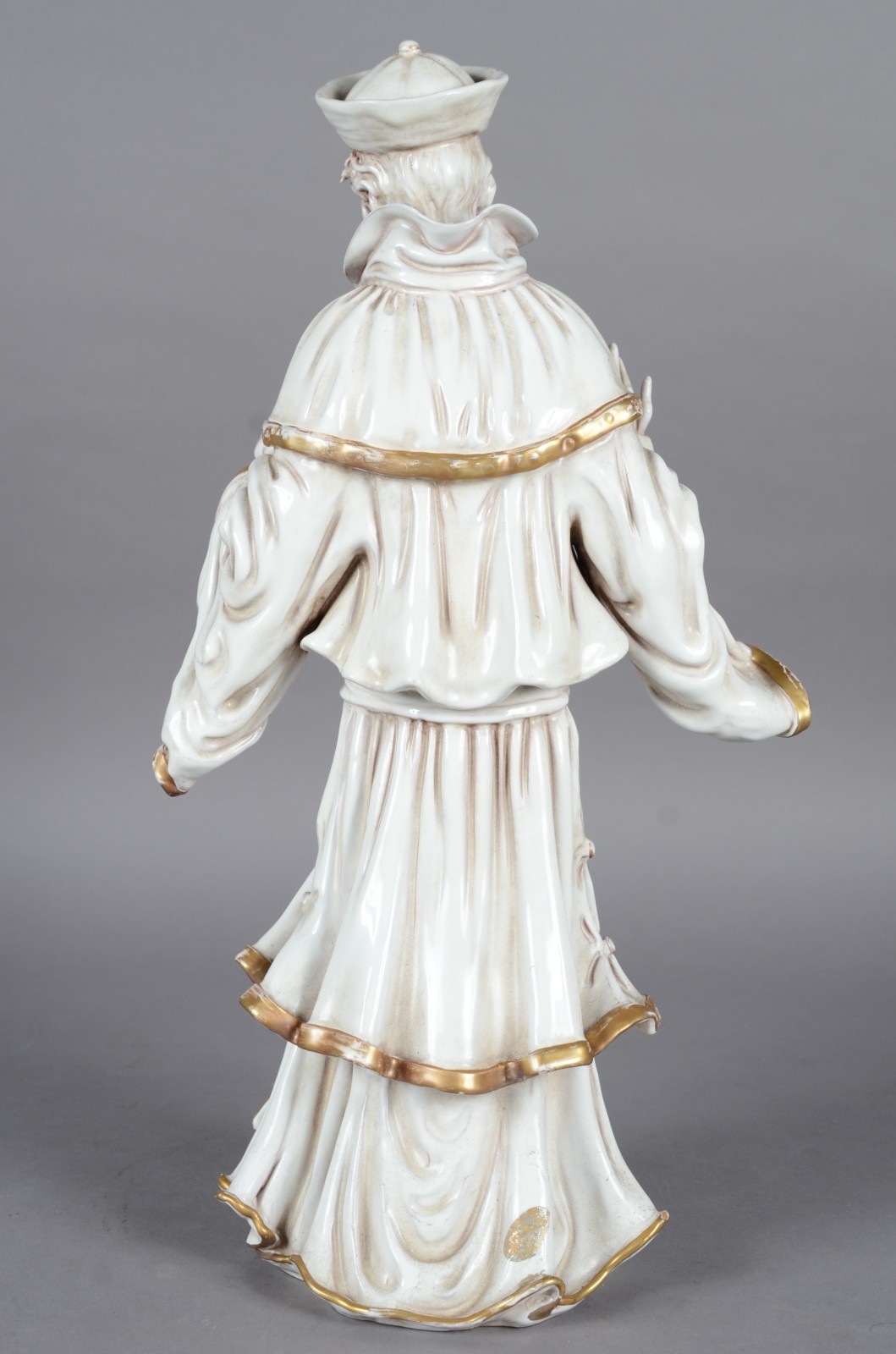 Estatueta de porcelana branca com realces dourados representando... - foto 6 de 11