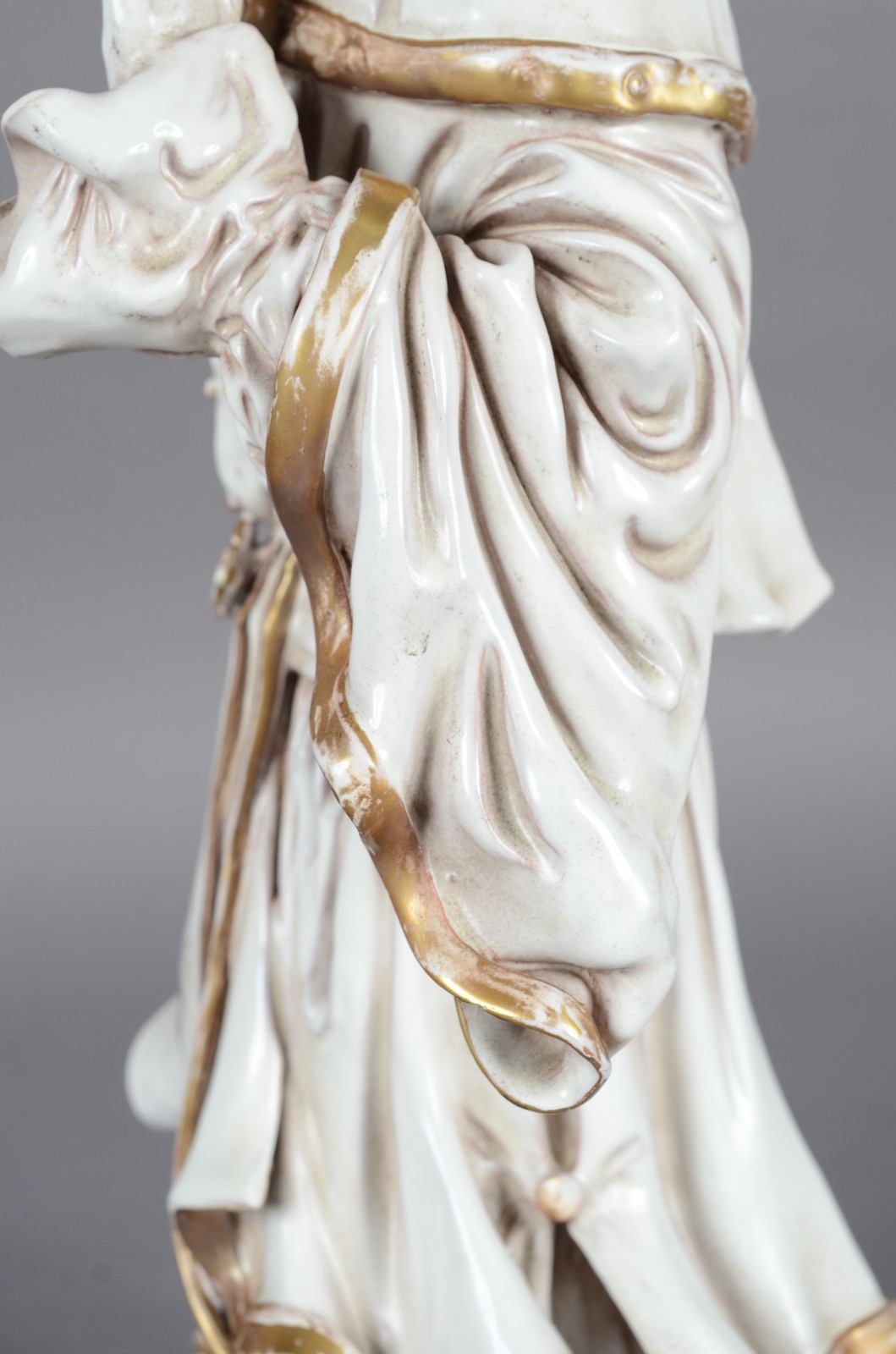 Estatueta de porcelana branca com realces dourados representando... - foto 7 de 11