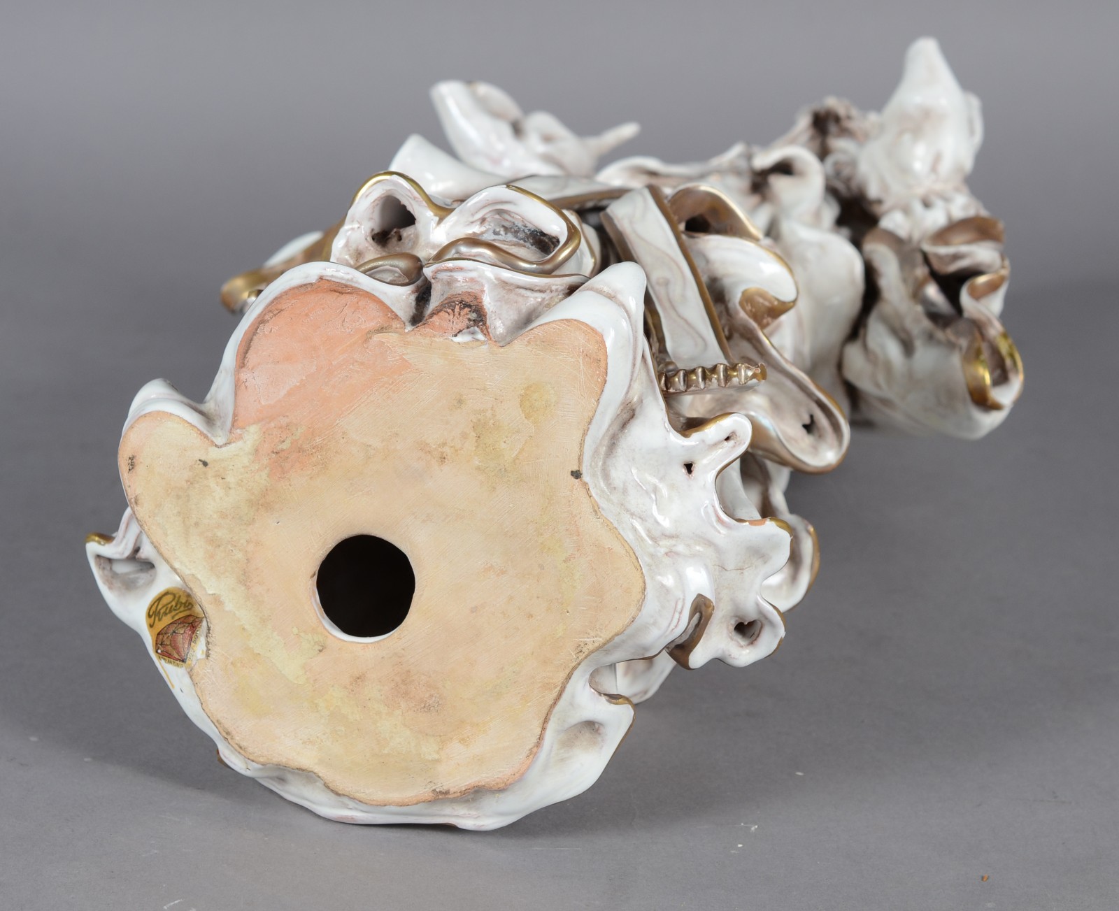 Estatueta de porcelana branca com realces dourados representando... - foto 9 de 11