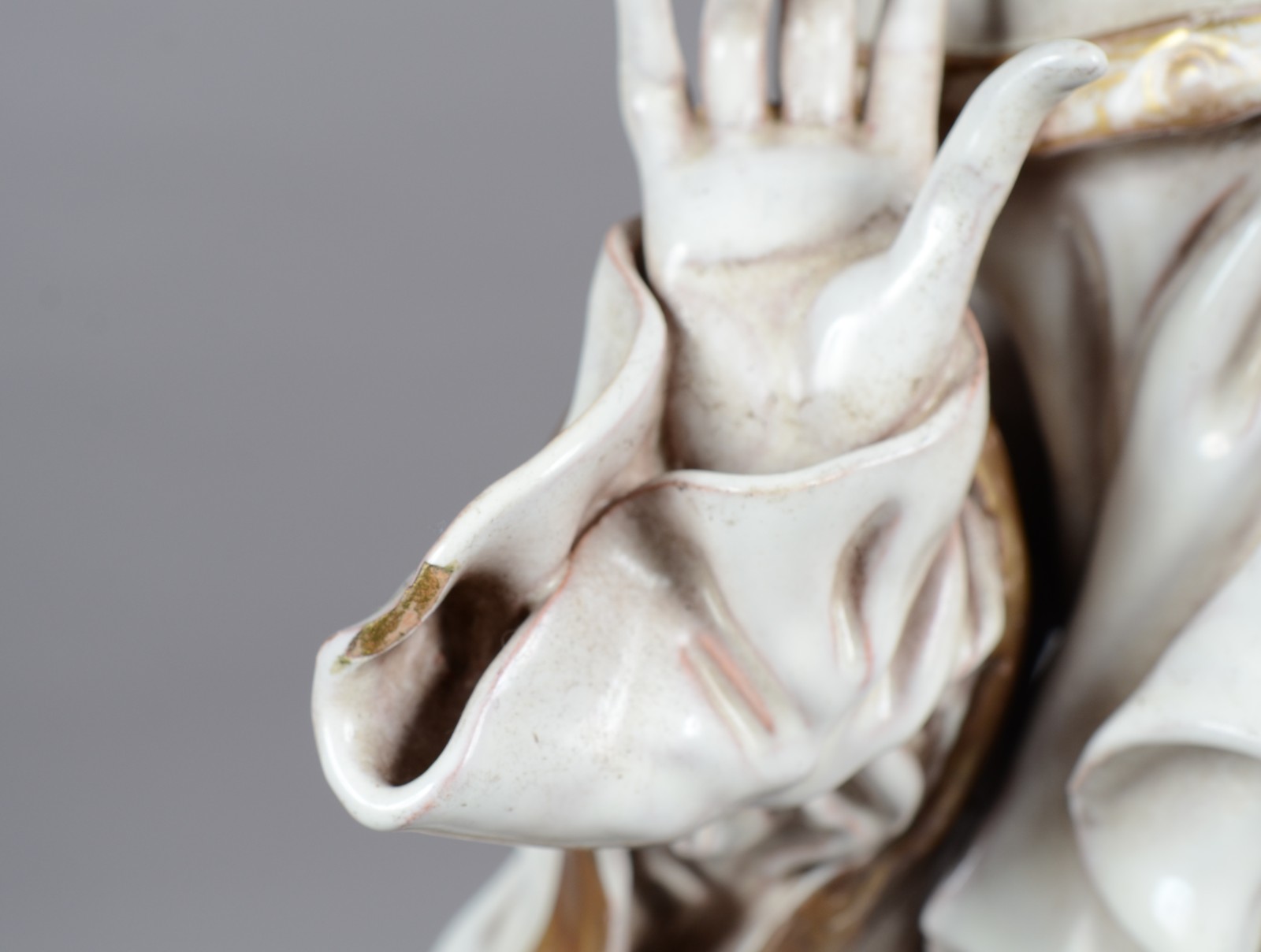 Estatueta de porcelana branca com realces dourados representando... - foto 10 de 11