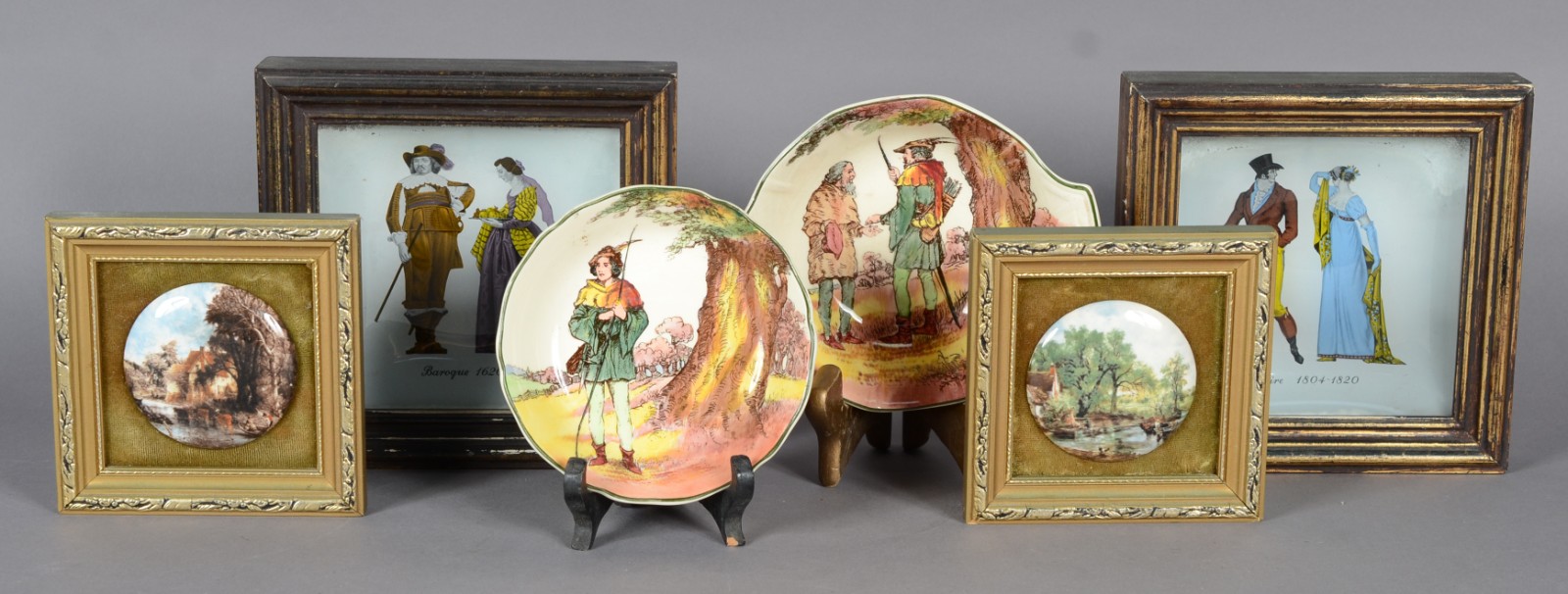 Seis peças diversas de porcelana, sendo: Par de placas com figuras de... - foto 1 de 10