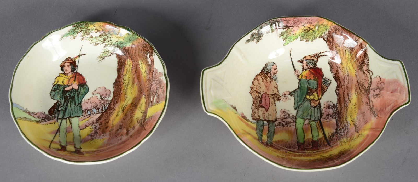 Seis peças diversas de porcelana, sendo: Par de placas com figuras de... - foto 2 de 10