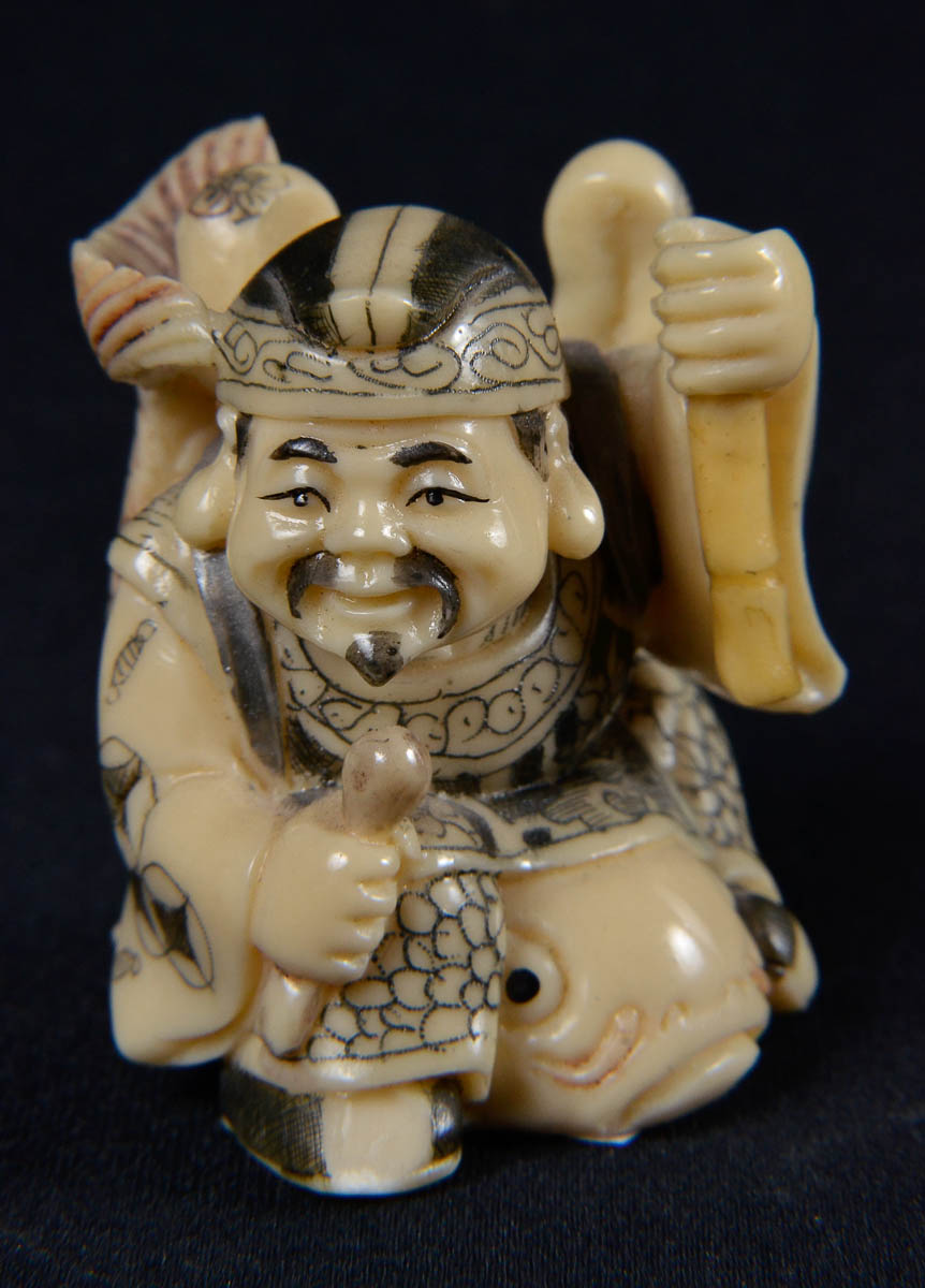 Okimono de marfim assinado repres. homem com peixe ( pequeno...