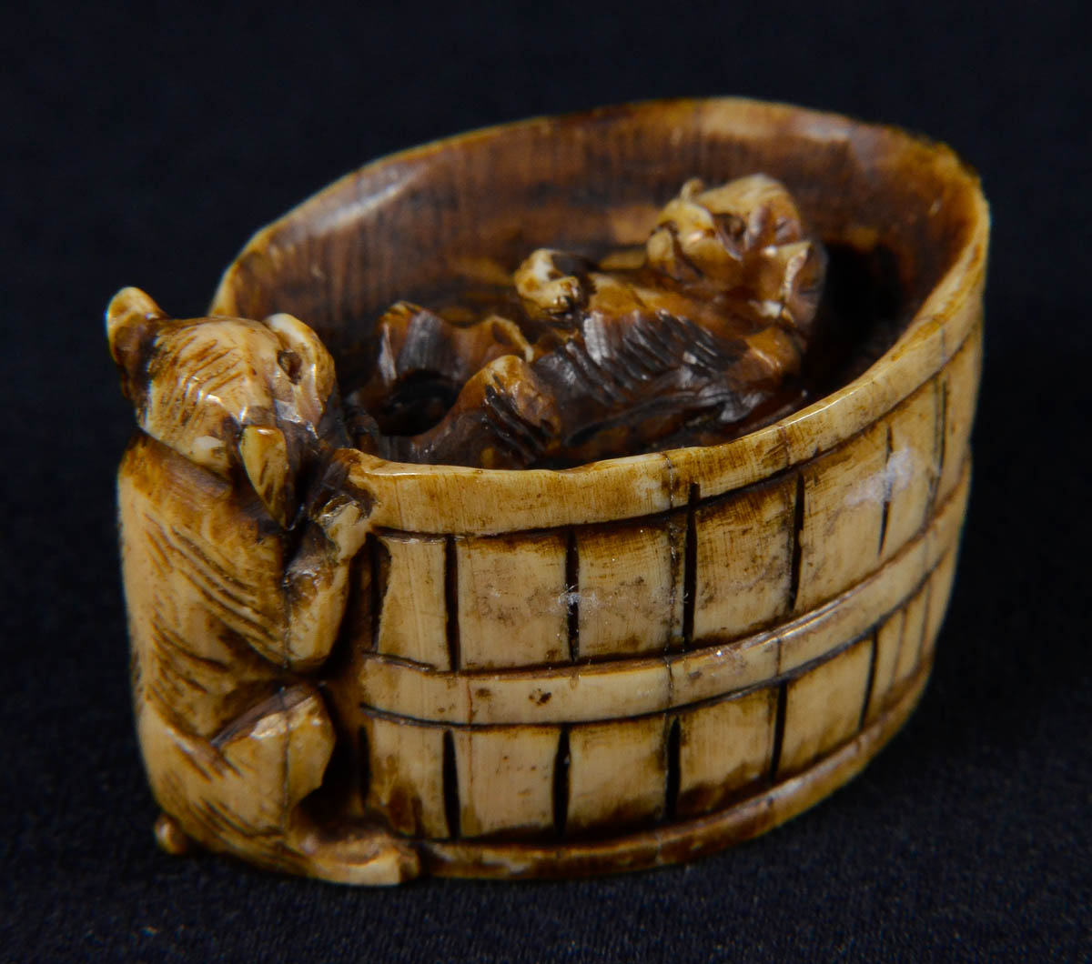 Netsuke de marfim representando barril com animais