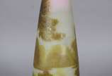 Émile Gallé (1846-1904),  - Vaso frances de pasta de vidro rosado cameo azul acidado formando flores e folhagens. Assinado. Pequena "batida" na base.
