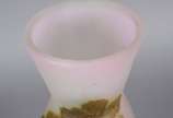 Émile Gallé (1846-1904),  - Vaso frances de pasta de vidro rosado cameo azul acidado formando flores e folhagens. Assinado. Pequena "batida" na base.