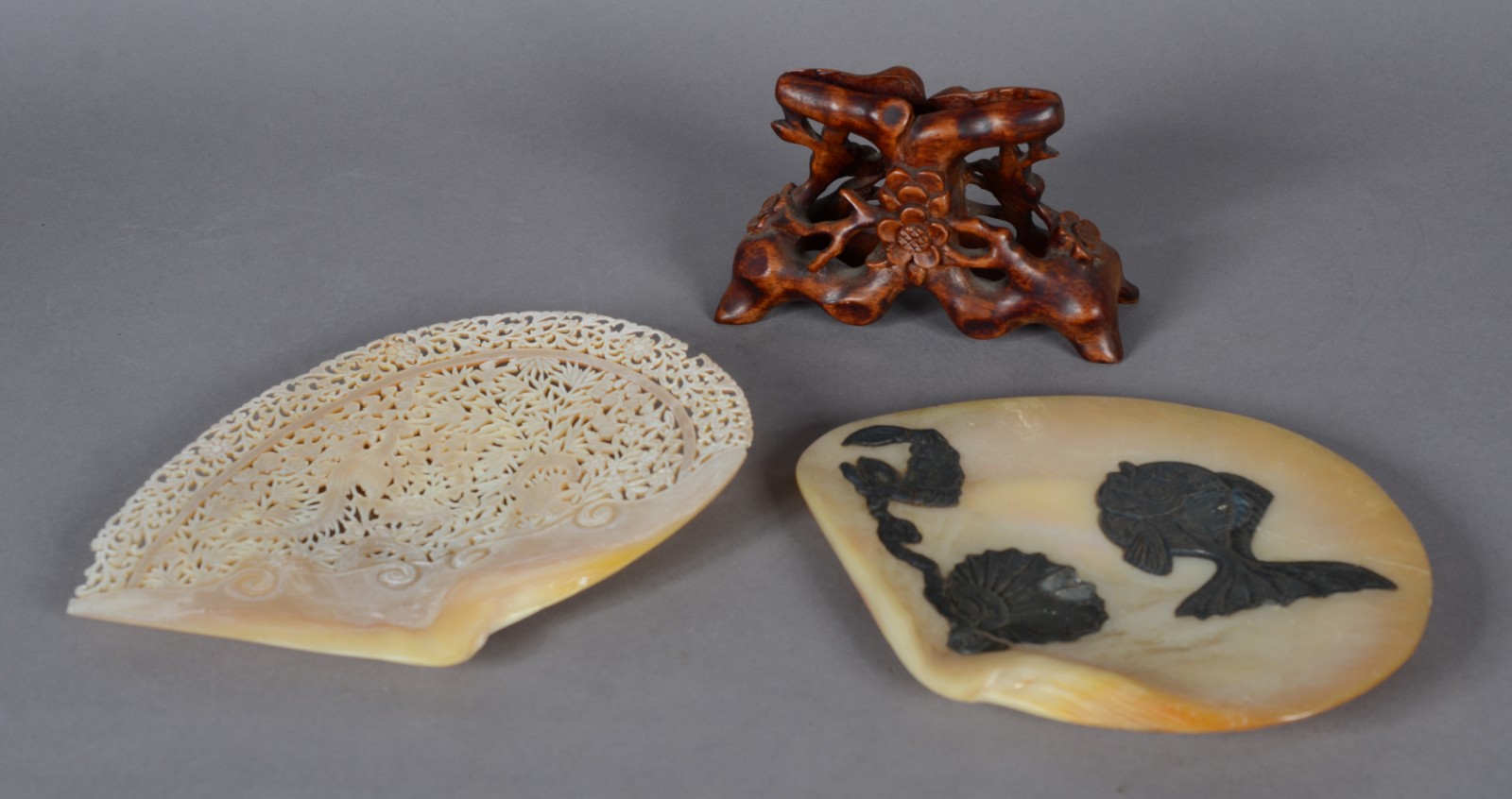 Duas conchas decorativas de madre perola, uma delas com base de... - foto 4 de 10