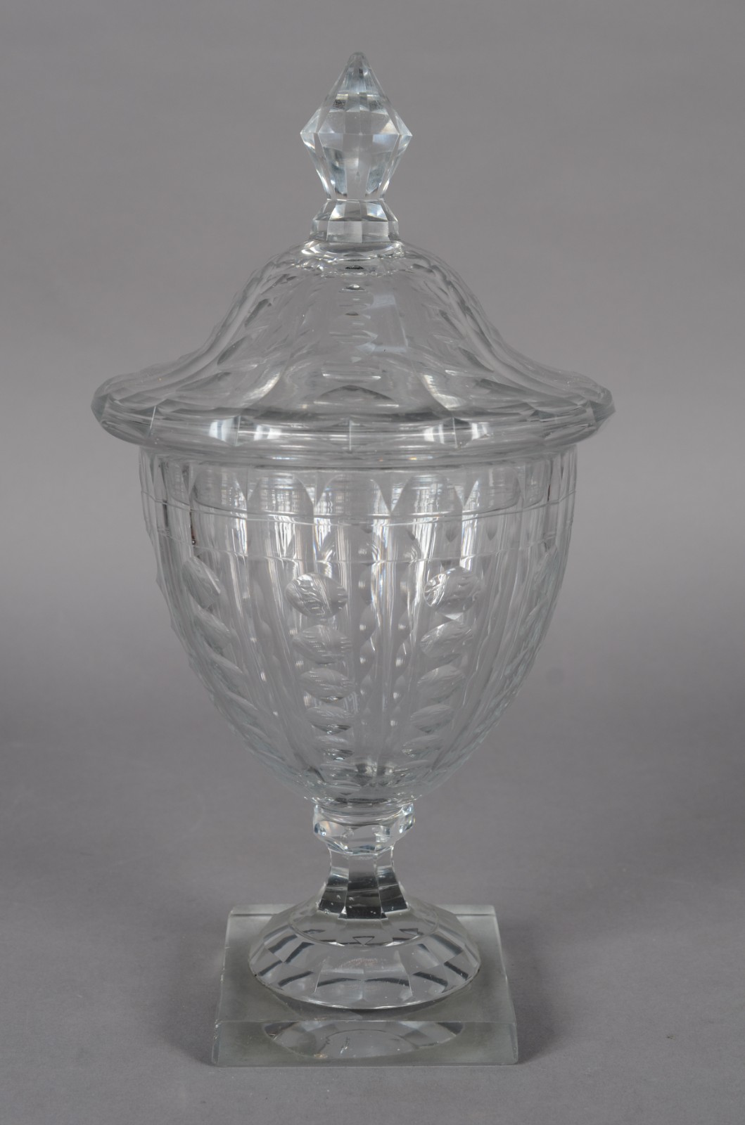 Compoteira de cristal europeu lapidado com facetadas e gomos, base... - foto 2 de 10