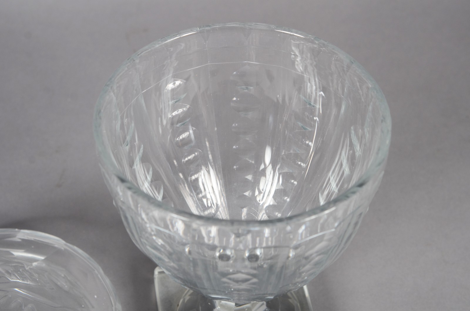 Compoteira de cristal europeu lapidado com facetadas e gomos, base... - foto 6 de 10