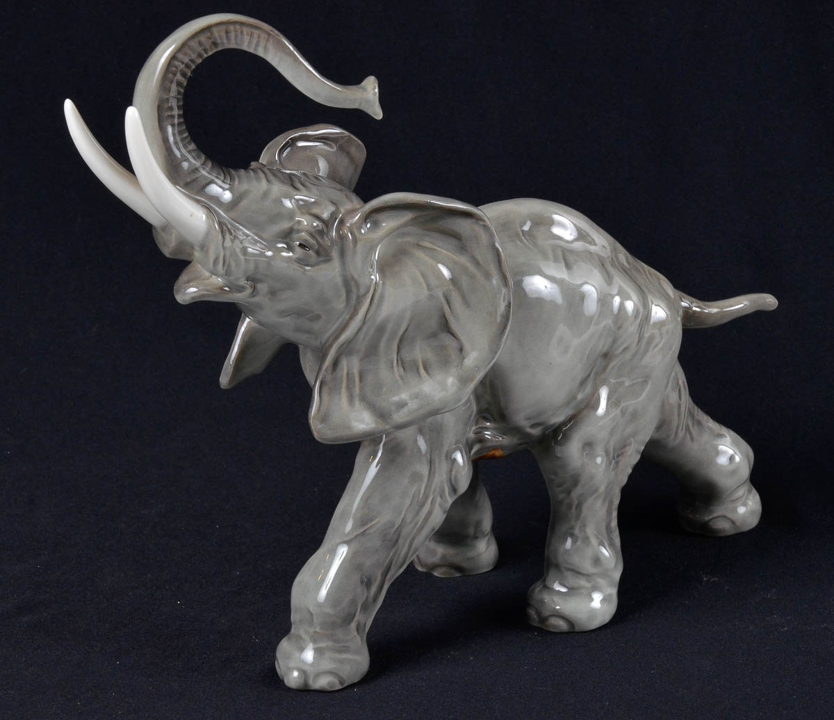 Elefante em pocelana alema. comp. 25cm, alt. 20cm