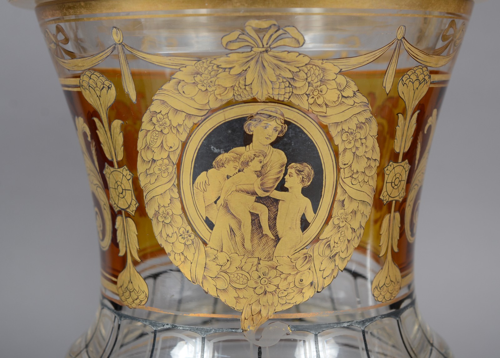 Par de belas e imponentes compoteiras de cristal europeu decoradas a... - foto 2 de 10