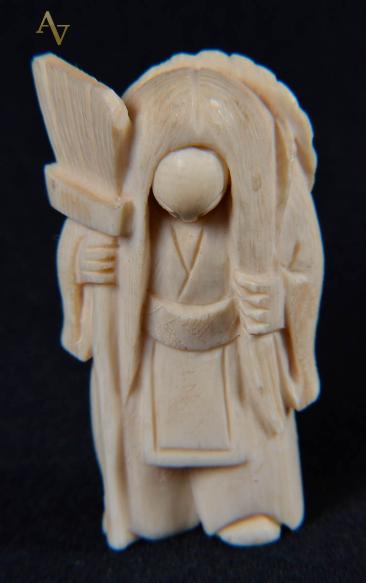 Netsuke de marfim repres. figura do teatro Kabuki.