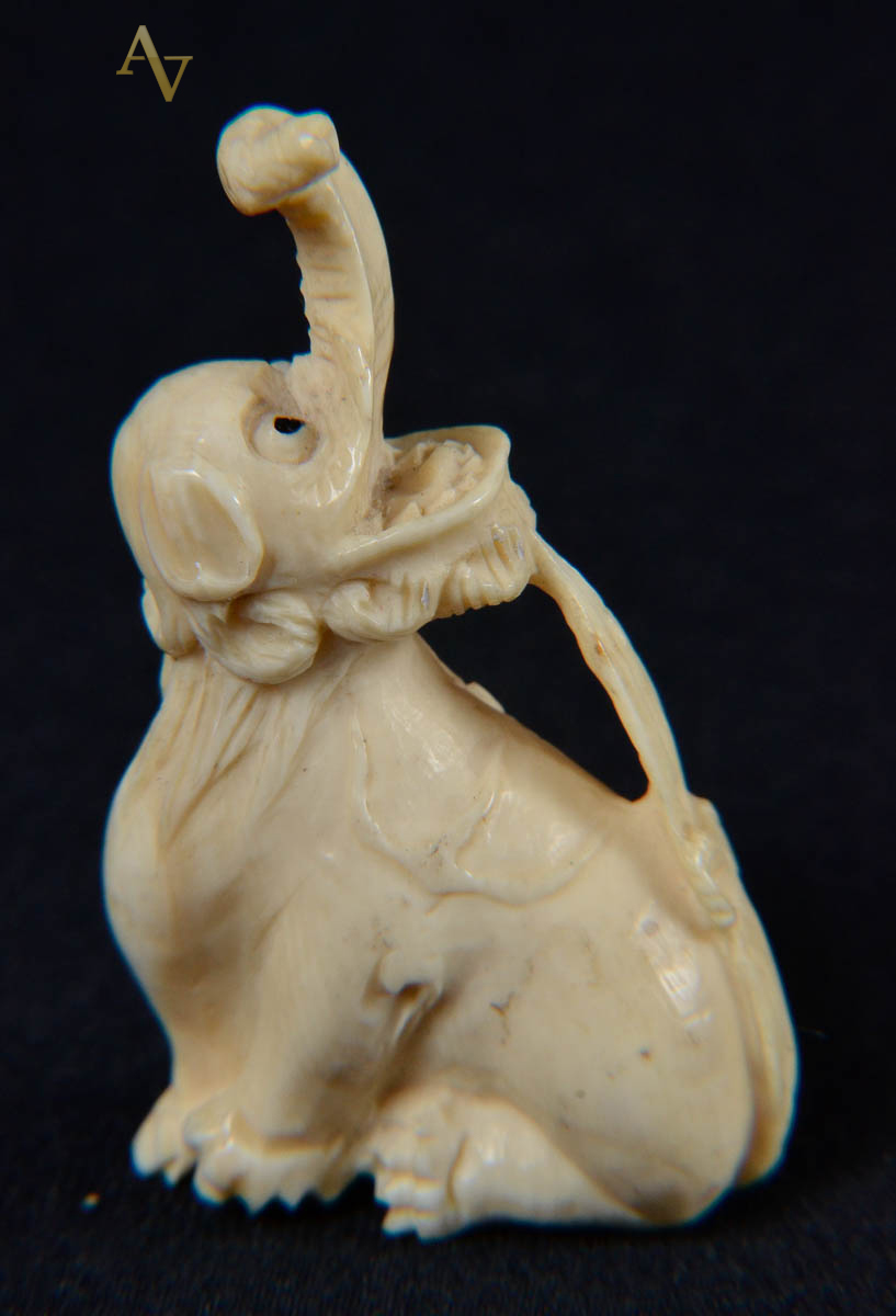 Netsuke de marfim repres.animal.