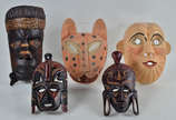 Cinco mascaras africanas em madeira. Med. aprox... - Cinco mascaras africanas em madeira. Med. aprox. 26 a 30cm.
