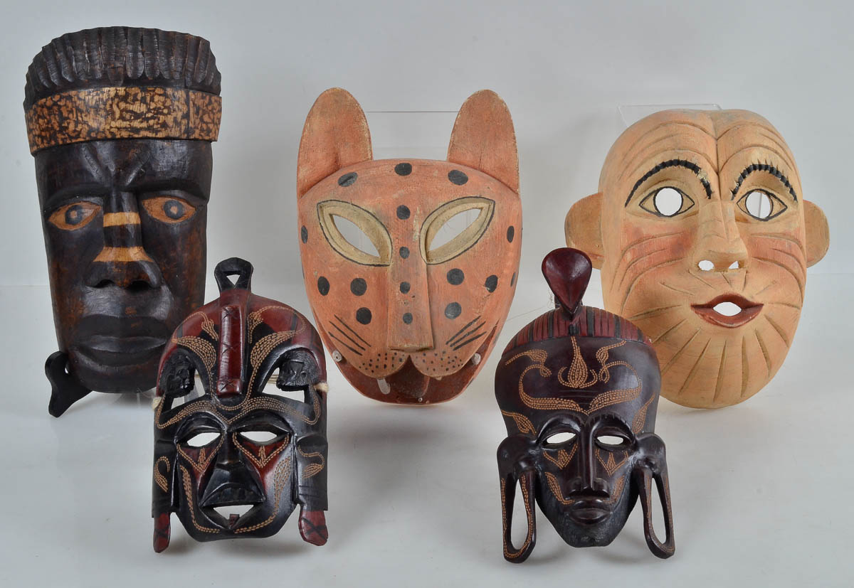 Cinco mascaras africanas em madeira. Med. aprox. 26 a 30cm.