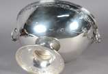 Fruteira/centro de mesa de prata portuguesa con... - Fruteira/centro de mesa de prata portuguesa contraste Águia, feitio oval, grega nas bordas com concheados e volutas, argolas laterais. Peso da p...
