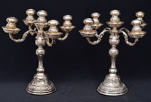 Par de candelabros para 5 velas cada de prata espanhola constratada...