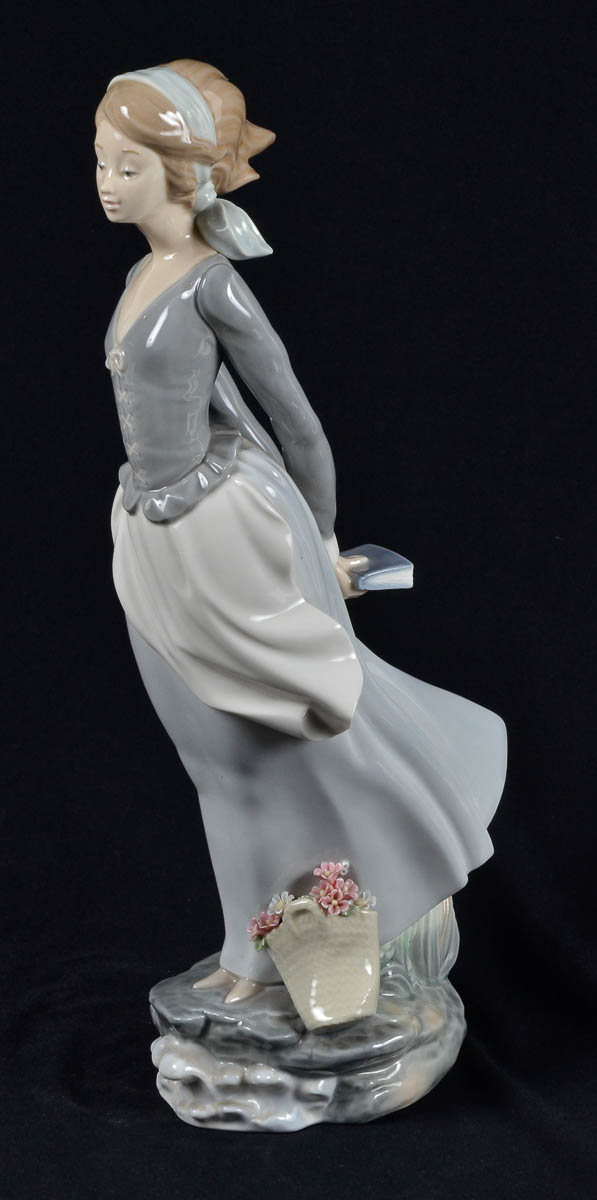 LLADRO - escultura de porcelana espanhola repres.moça com cesto de...
