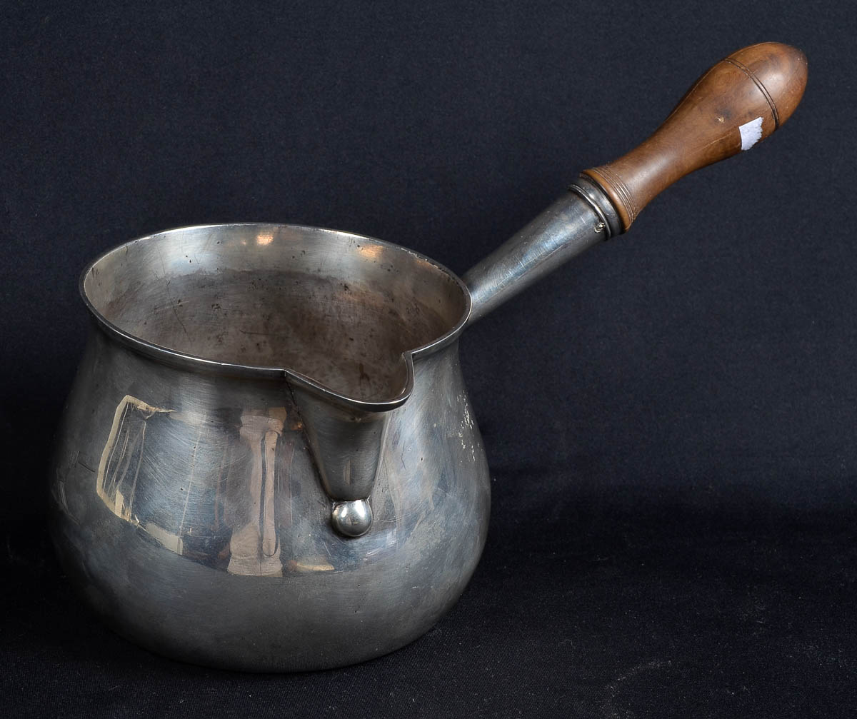 Saucepan de prata contrastada, cabo de madeira, alt 15 cm.
