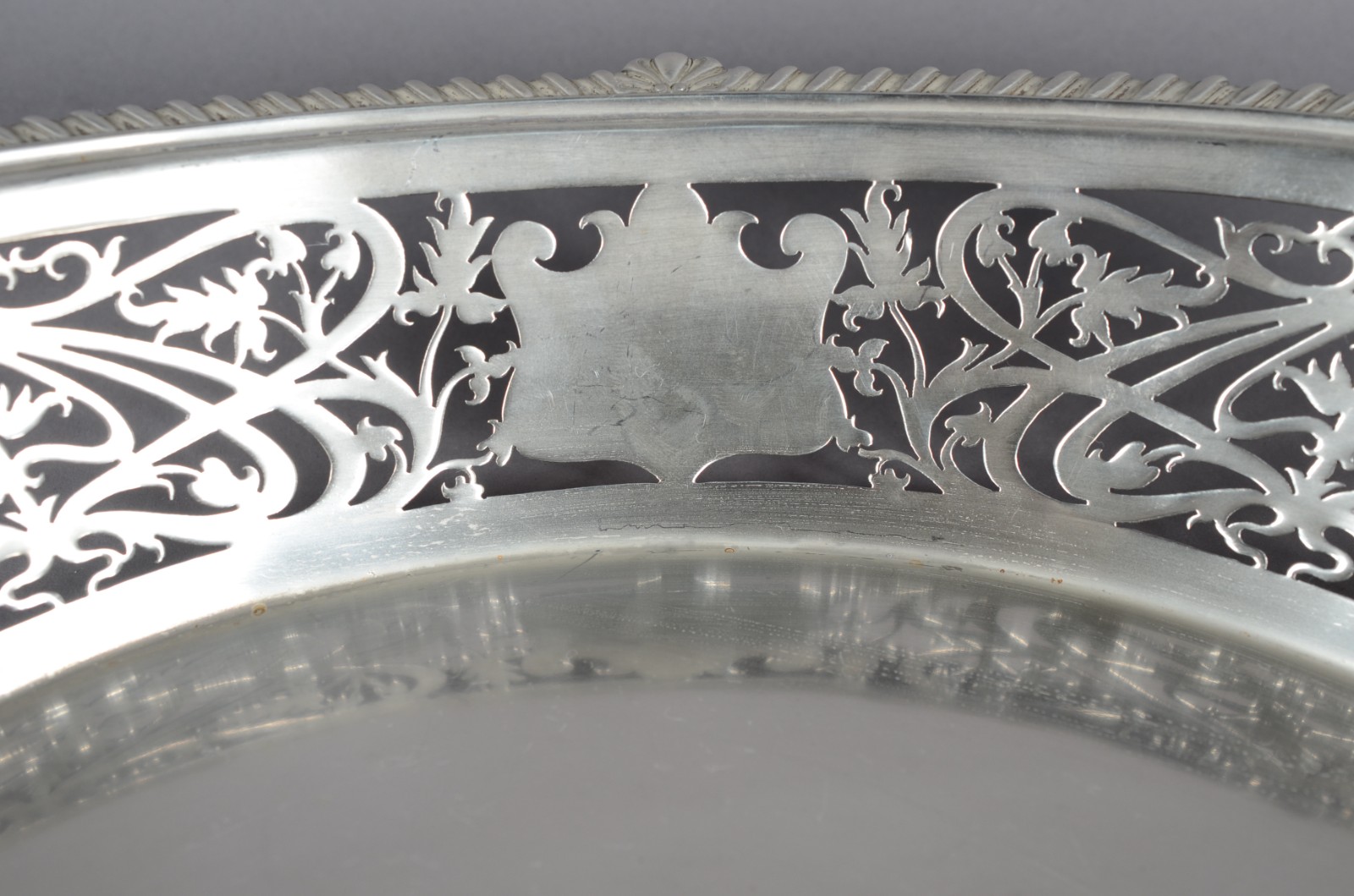 Cesta vazada de prata inglesa contrastada, leão passante, feitio... - foto 5 de 10