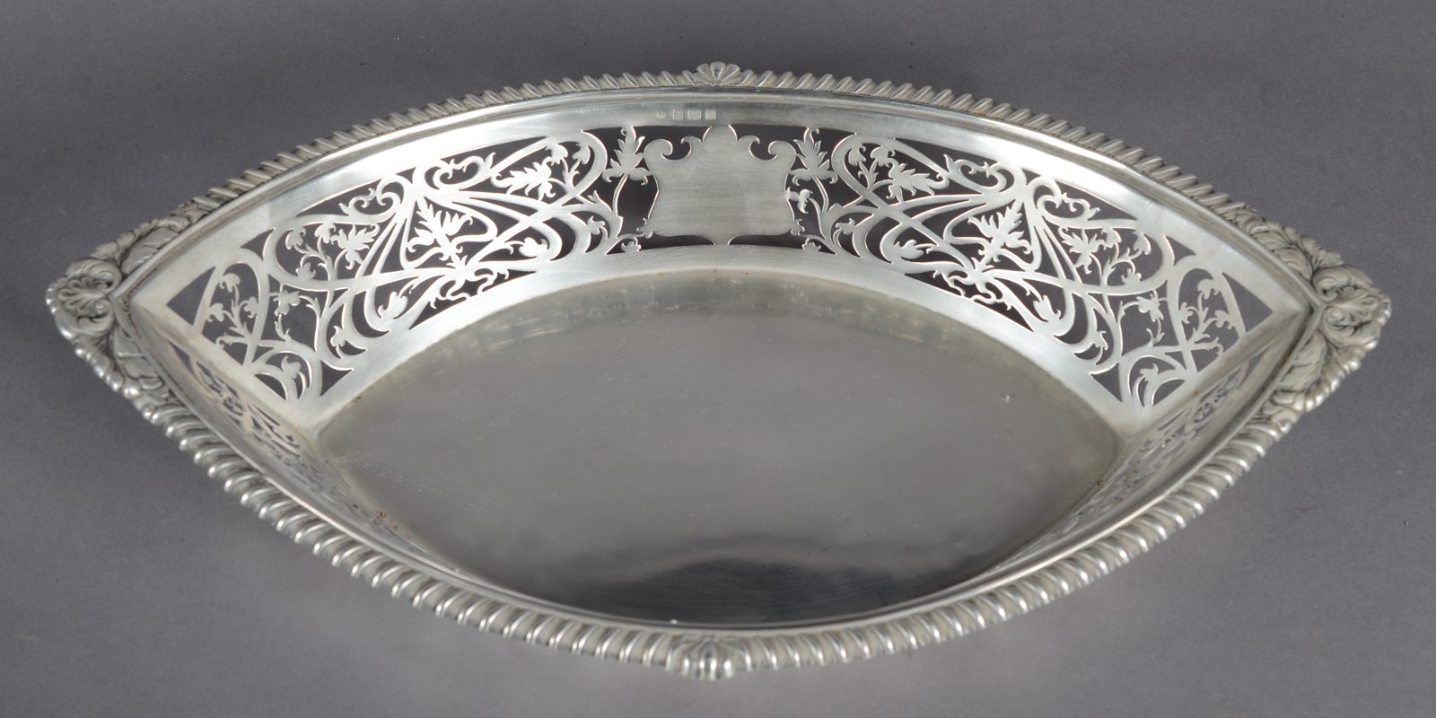 Cesta vazada de prata inglesa contrastada, leão passante, feitio... - foto 9 de 10