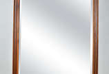 Espelho de cristal bisotado com moldura de made... - Espelho de cristal bisotado com moldura de madeira estilo Império, detalhe superior som guirlandas vazadas,  alt. 1m larg. 75cm.
