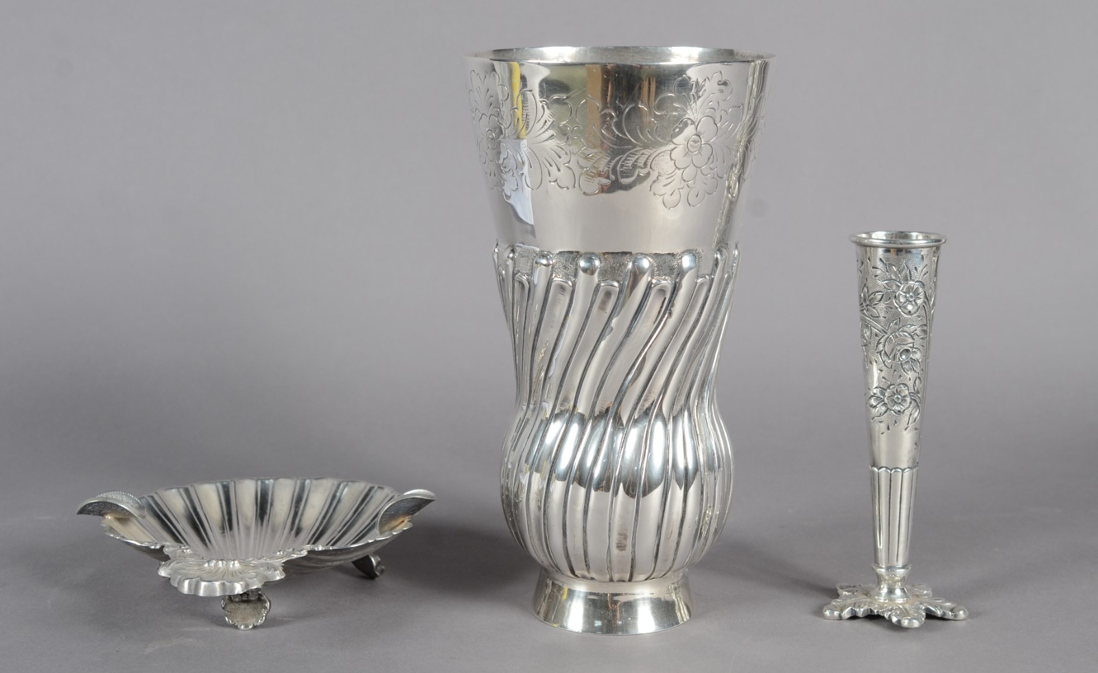Três peças de prata contraste 833 mls, sendo: vaso com gomos... - foto 1 de 11