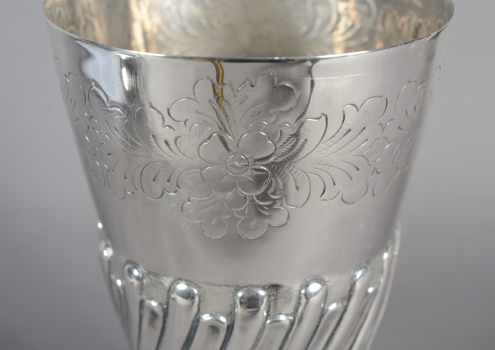 Três peças de prata contraste 833 mls, sendo: vaso com gomos... - foto 2 de 11