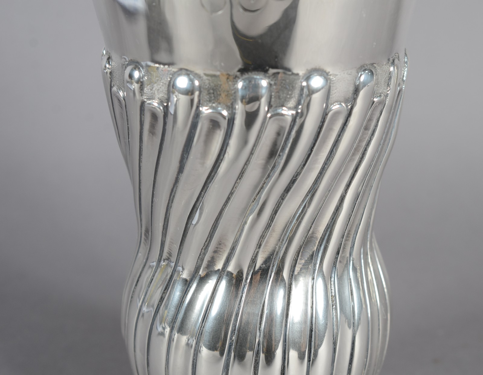 Três peças de prata contraste 833 mls, sendo: vaso com gomos... - foto 3 de 11