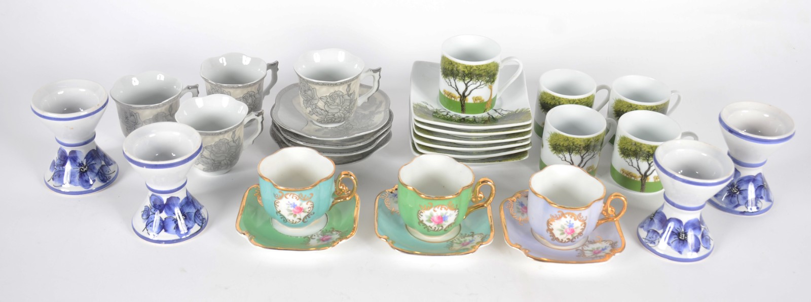 Lote com diversas xícaras de porcelana, sendo: 3 xícaras de café com... - foto 1 de 10