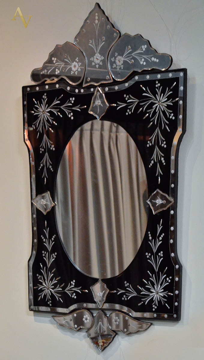 Espelho estilo veneziano. med. 125 x 72.