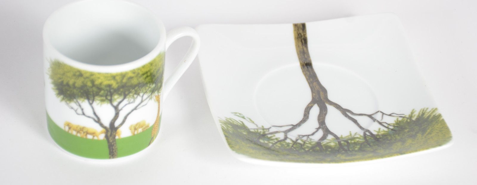 Lote com diversas xícaras de porcelana, sendo: 3 xícaras de café com... - foto 2 de 10