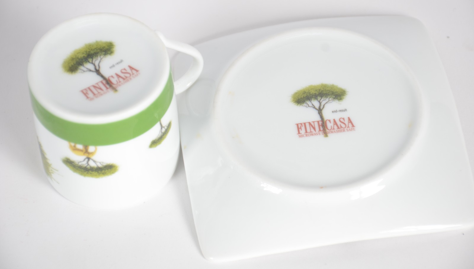 Lote com diversas xícaras de porcelana, sendo: 3 xícaras de café com... - foto 3 de 10