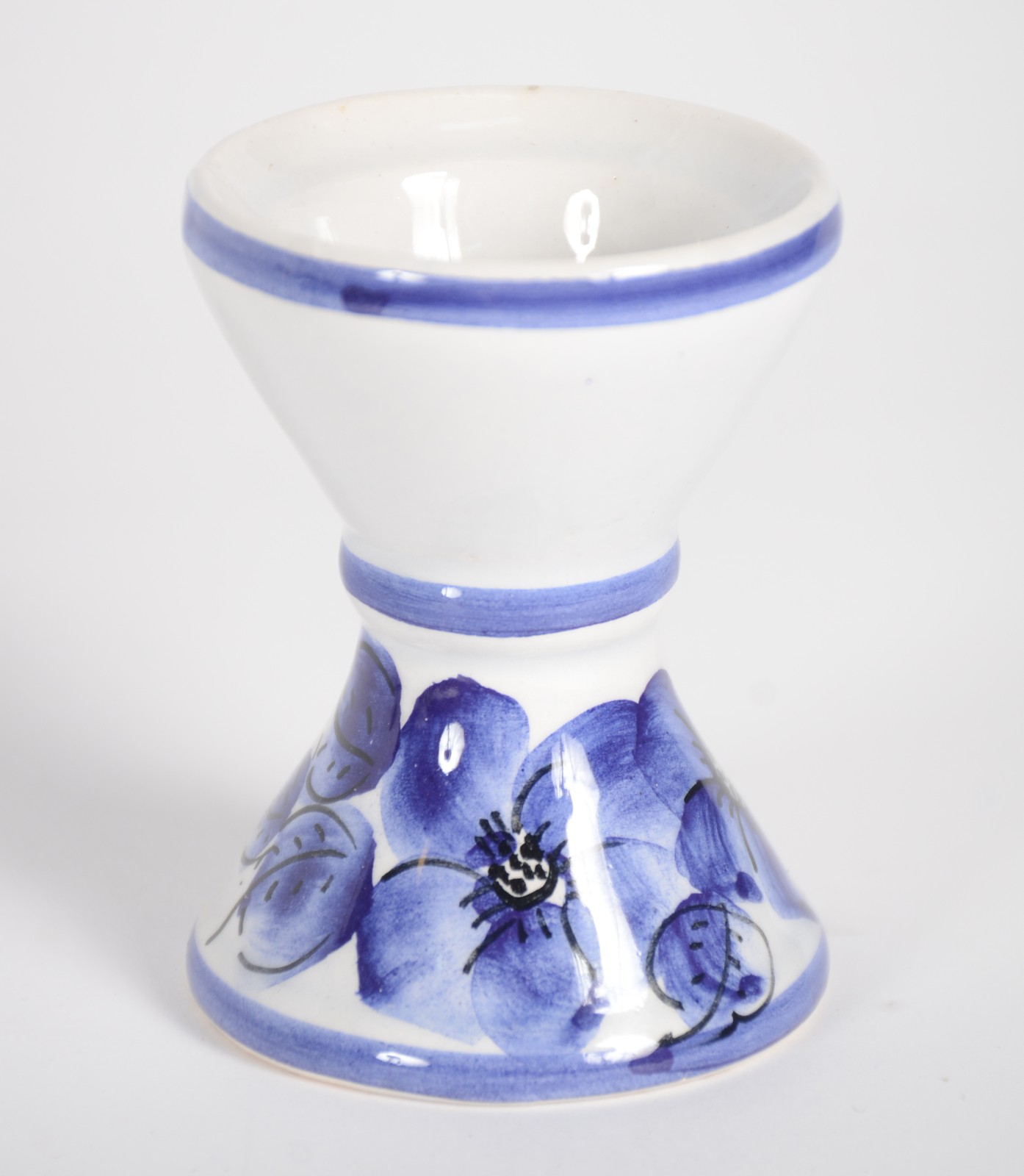 Lote com diversas xícaras de porcelana, sendo: 3 xícaras de café com... - foto 4 de 10