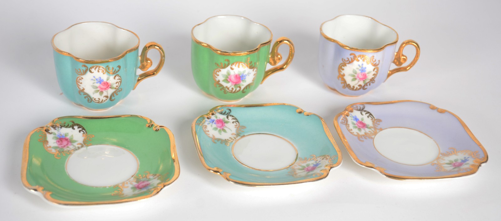 Lote com diversas xícaras de porcelana, sendo: 3 xícaras de café com... - foto 6 de 10