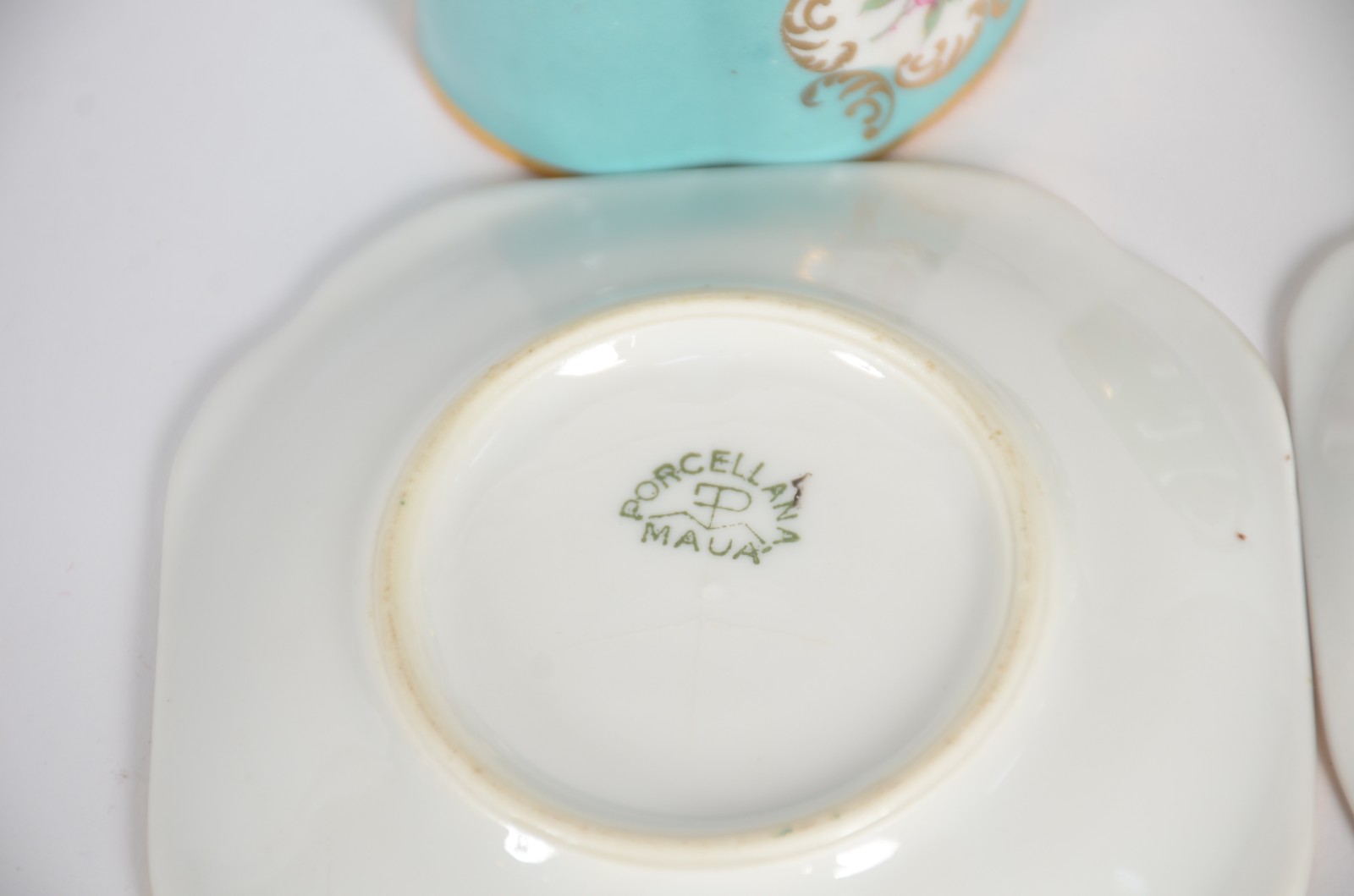 Lote com diversas xícaras de porcelana, sendo: 3 xícaras de café com... - foto 7 de 10