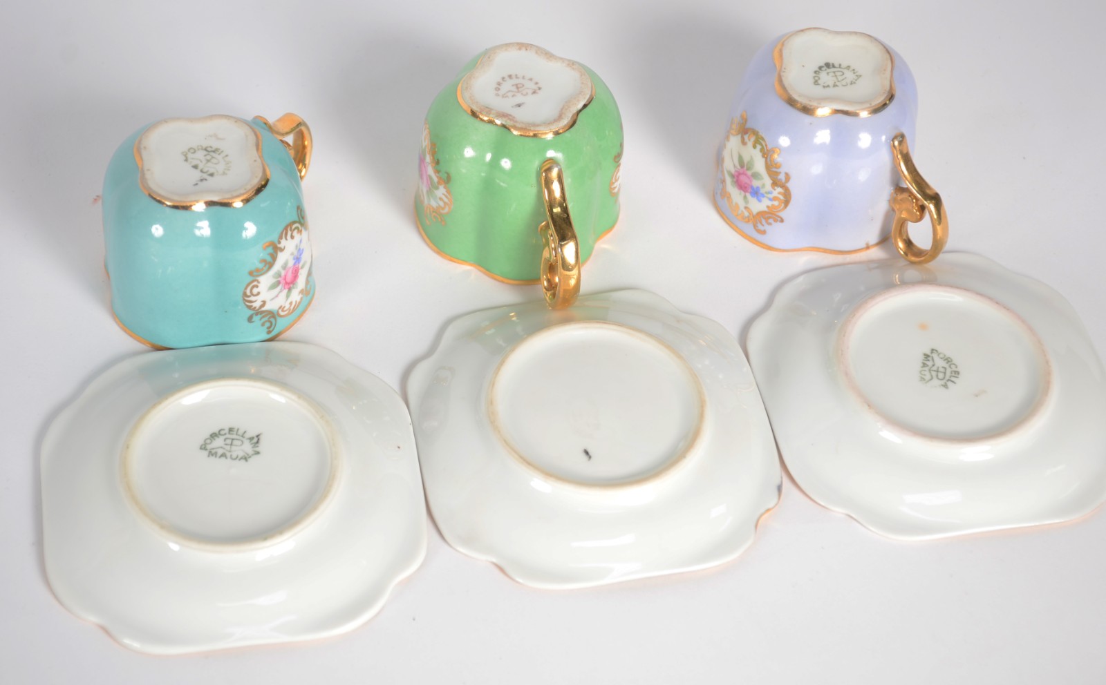 Lote com diversas xícaras de porcelana, sendo: 3 xícaras de café com... - foto 8 de 10