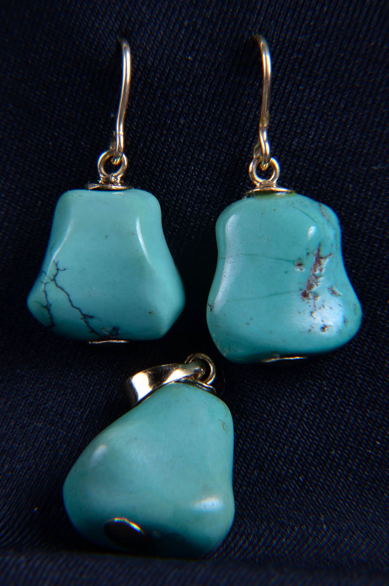 Conjunto de brincos e pendente em ouro 18K e turquesas naturais...