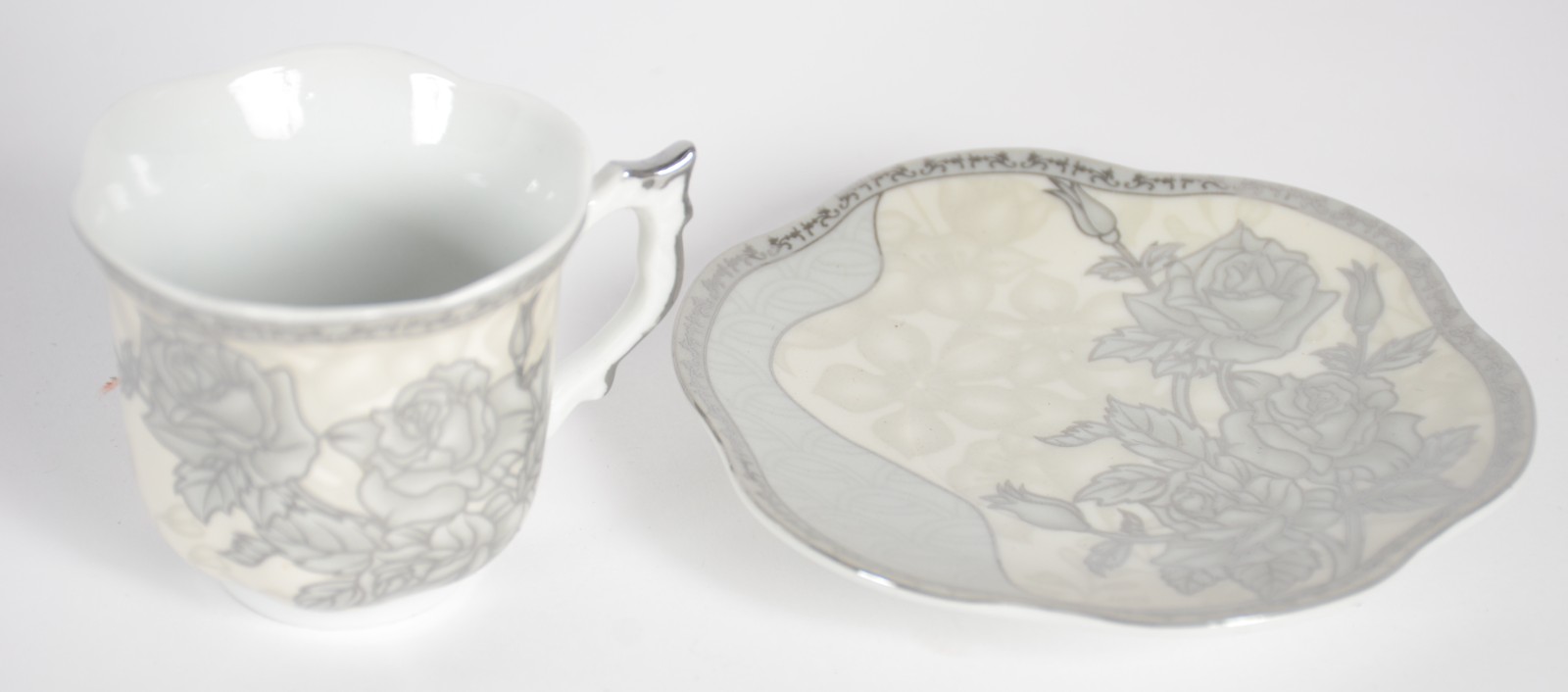 Lote com diversas xícaras de porcelana, sendo: 3 xícaras de café com... - foto 9 de 10